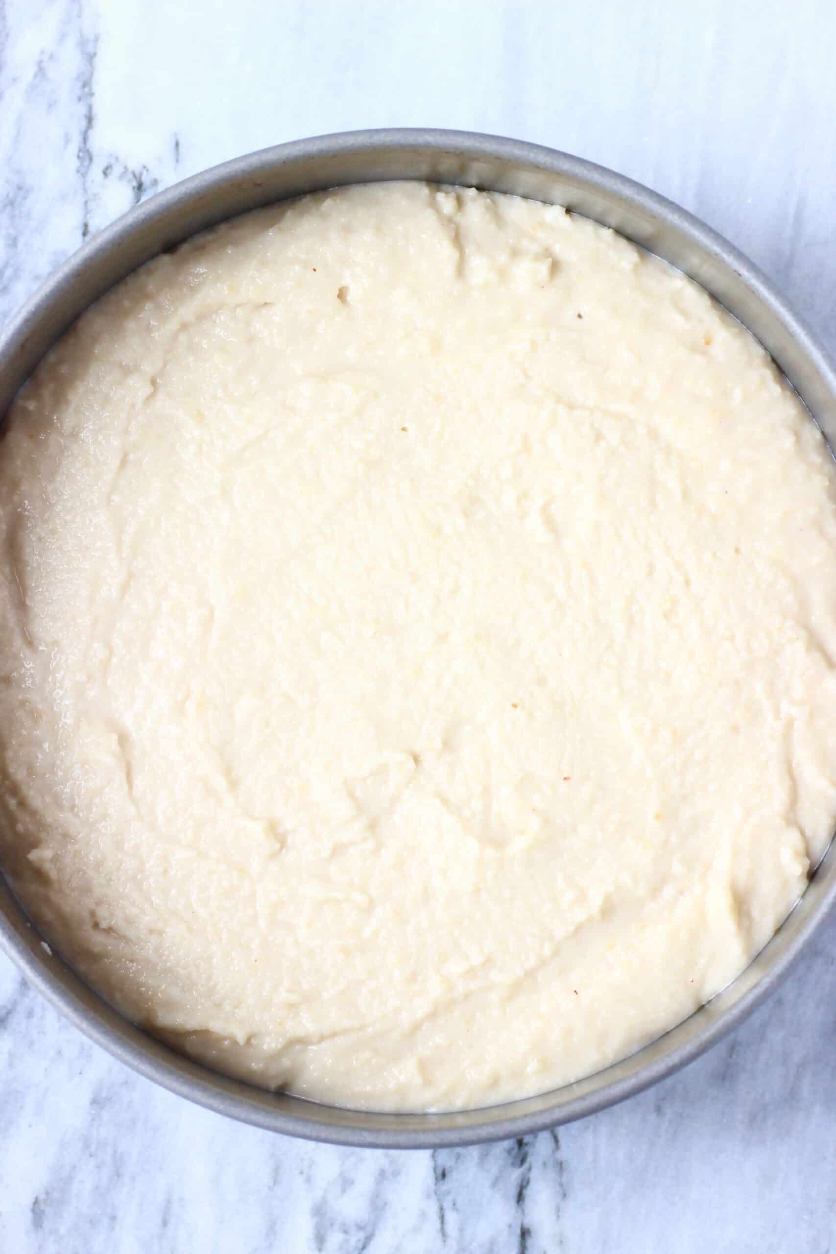 Masa de pastel de llovizna de limón vegano sin gluten cruda en un molde desmontable
