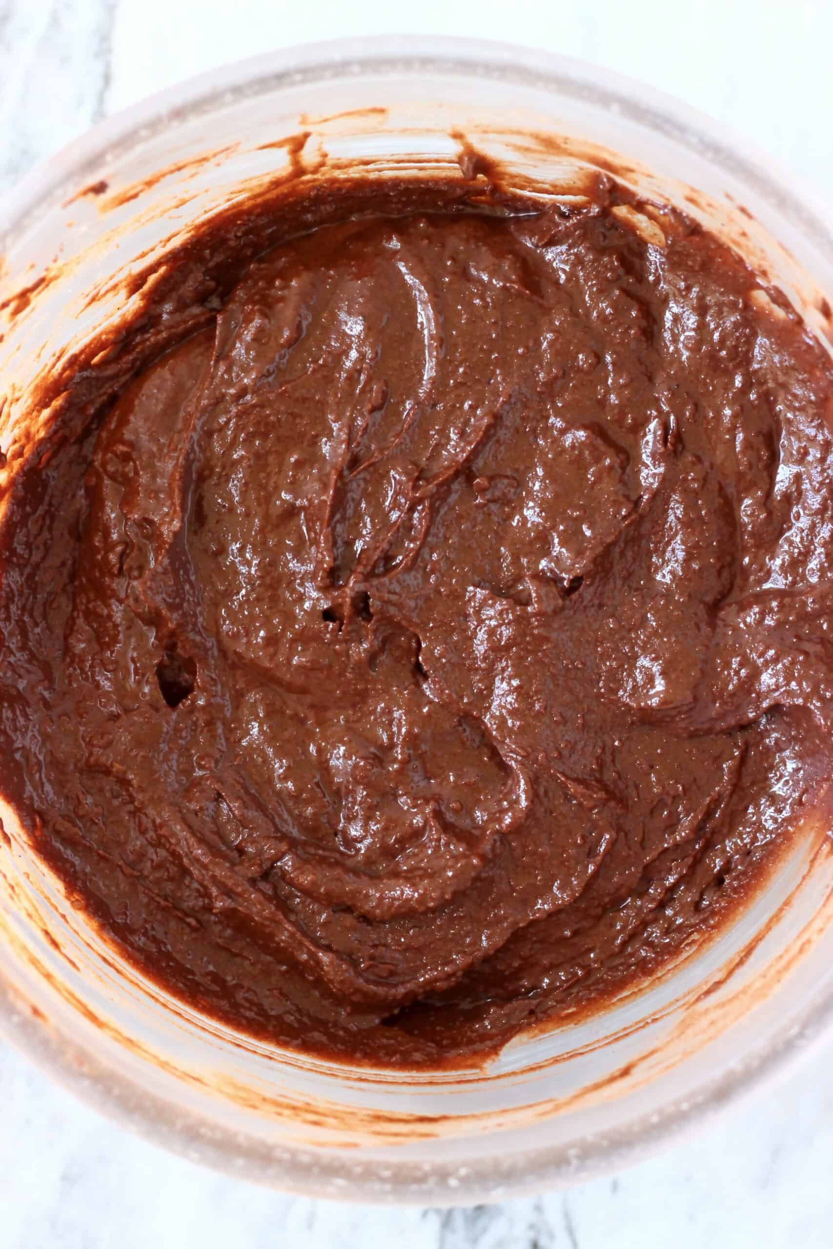 Batido de pastel de mousse de chocolate vegano sin gluten crudo en un tazón para mezclar
