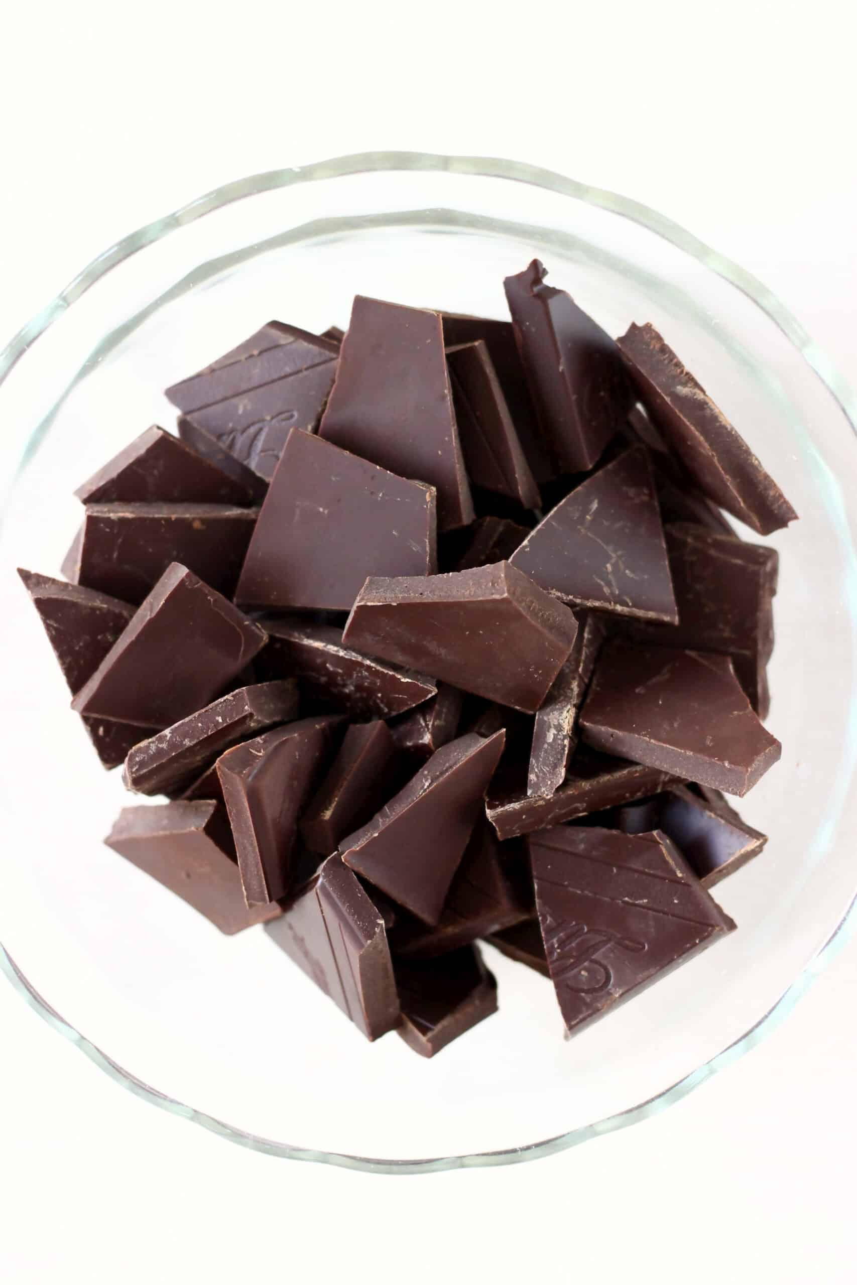 Trozos de chocolate negro en un bol